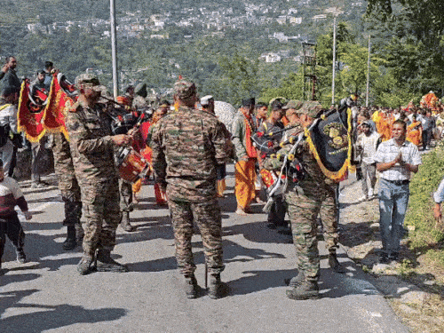 ओंकारेश्वर में भी आर्मी के बैंड ने बाबा का स्वागत किया।