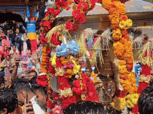 मंदिर के सामने पहुंचती बाबा की डोली और भक्तों की भीड़।