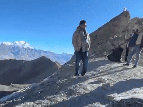 लिपुपास खिंडीतून असे दृश्य दिसते.