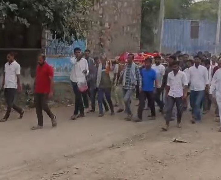 पाली जिले के धर्मधारी गांव में रविवार शाम को खुशबू राजपुरोहित की अंतिम यात्रा ले जाते हुए।