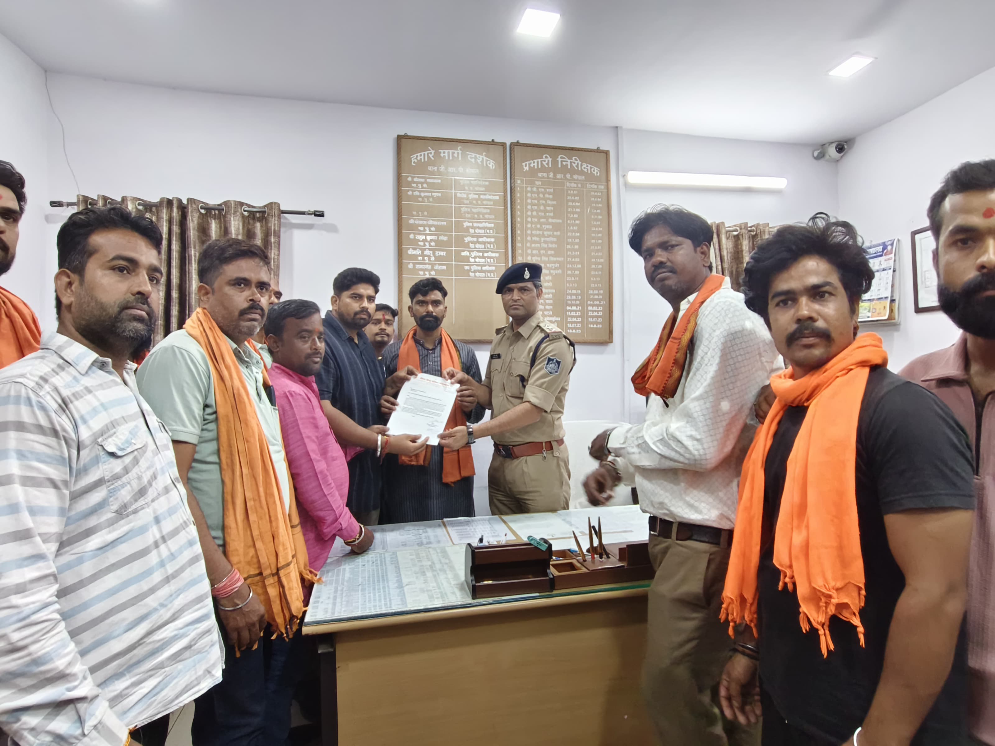 जीआरपी पुलिस को हिंदू संगठन ने की शिकायत।