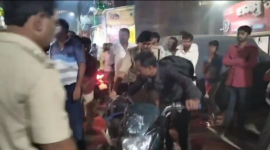 मौके पर लोगों की भीड़
