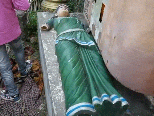 किसी असामाजिक तत्व ने मूर्ति को दीवार से उखाड़कर खंडित कर दिया है।