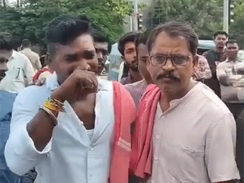 प्रदर्शन के दौरान एक शख्स छत्तीसगढ़ महतारी के लिए रोते हुए नजर आया।