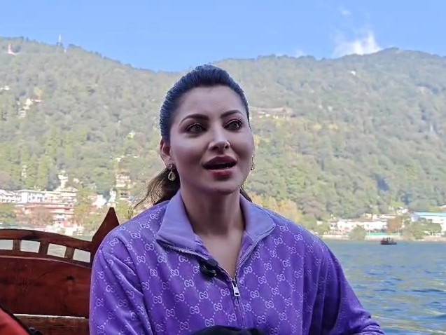 उर्वशी रौतेला नैनितालला पोहोचली, चाहत्यांसोबत सेल्फी काढला: म्हणाली- हे माझे नौनिहाल आहे, या जागेशी बालपणीच्या अनेक आठवणी जोडल्या गेल्या आहेत नैनिताल तलावाला भेट देताना उर्वशी.