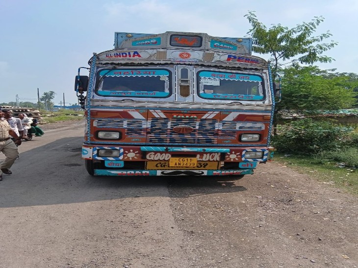 जांजगीर-चांपा में ट्रक की टक्कर से महिला की मौत:  स्कूटी पर जा रहे बुजुर्ग दंपती को ट्रक ने कुचला, सड़क पर बिखरे बॉडी पार्ट्स – janjgir champa News