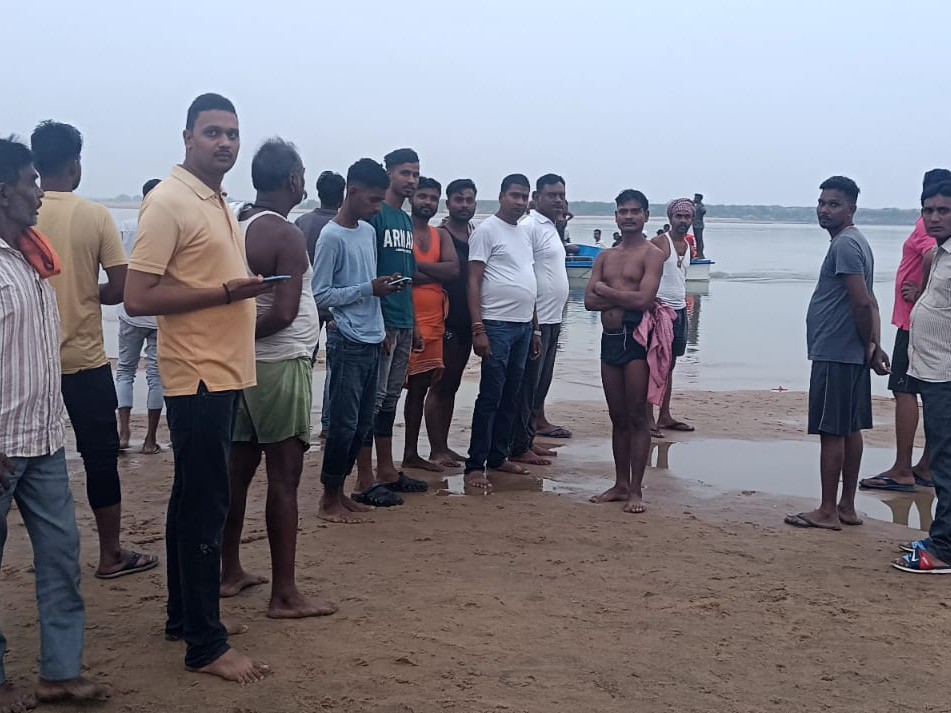 पलामू में सोन नदी में नहाते समय पांच युवक डूबे:  दोस्तों ने दो को बचाया, तीन हुए लापता, इनमें दो बिहार के रहने वाले – Palamu News
