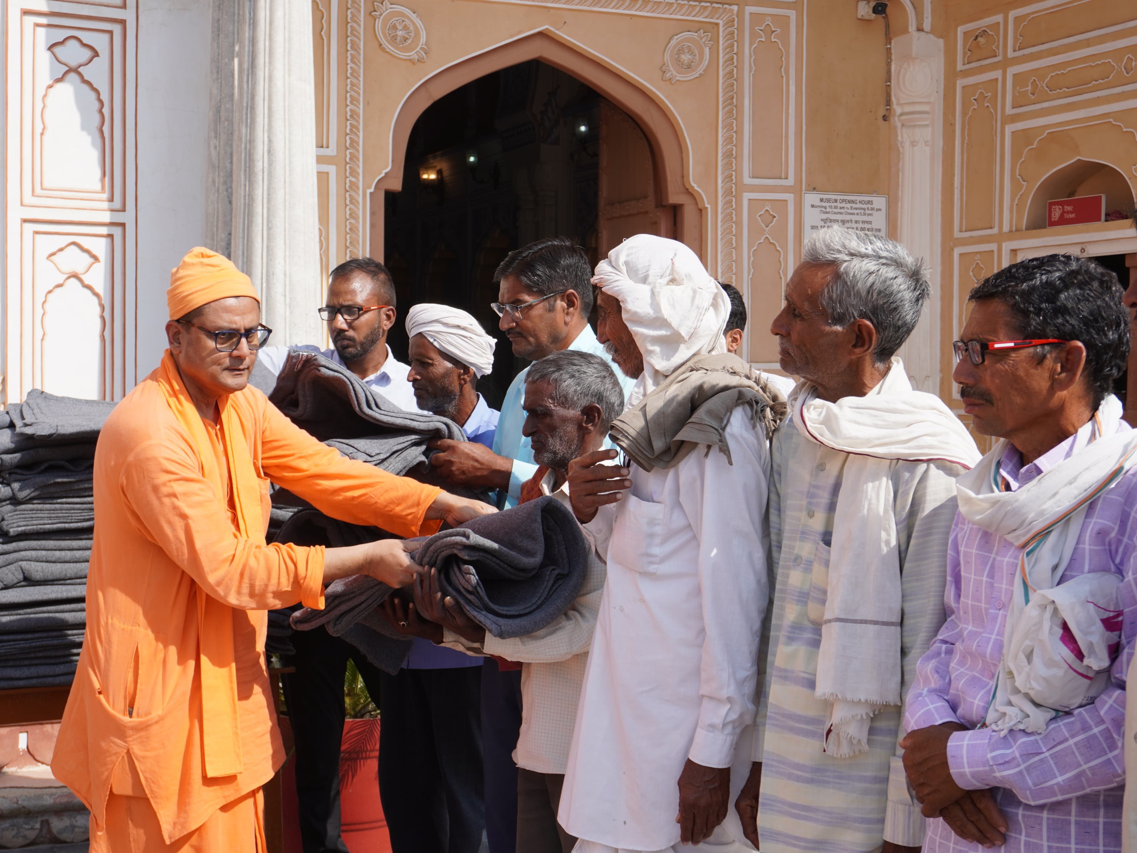 शिविर के दौरान 47 लोगों को कंबल भी वितरित किए गए।