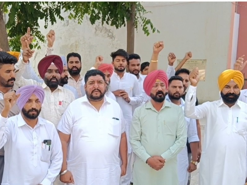 डीसी कार्यालय के बाहर प्रदर्शन करते सरपंच