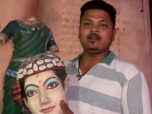 अज्ञात लोगों ने शनिवार देर रात मूर्ति को नुकसान पहुंचाया।