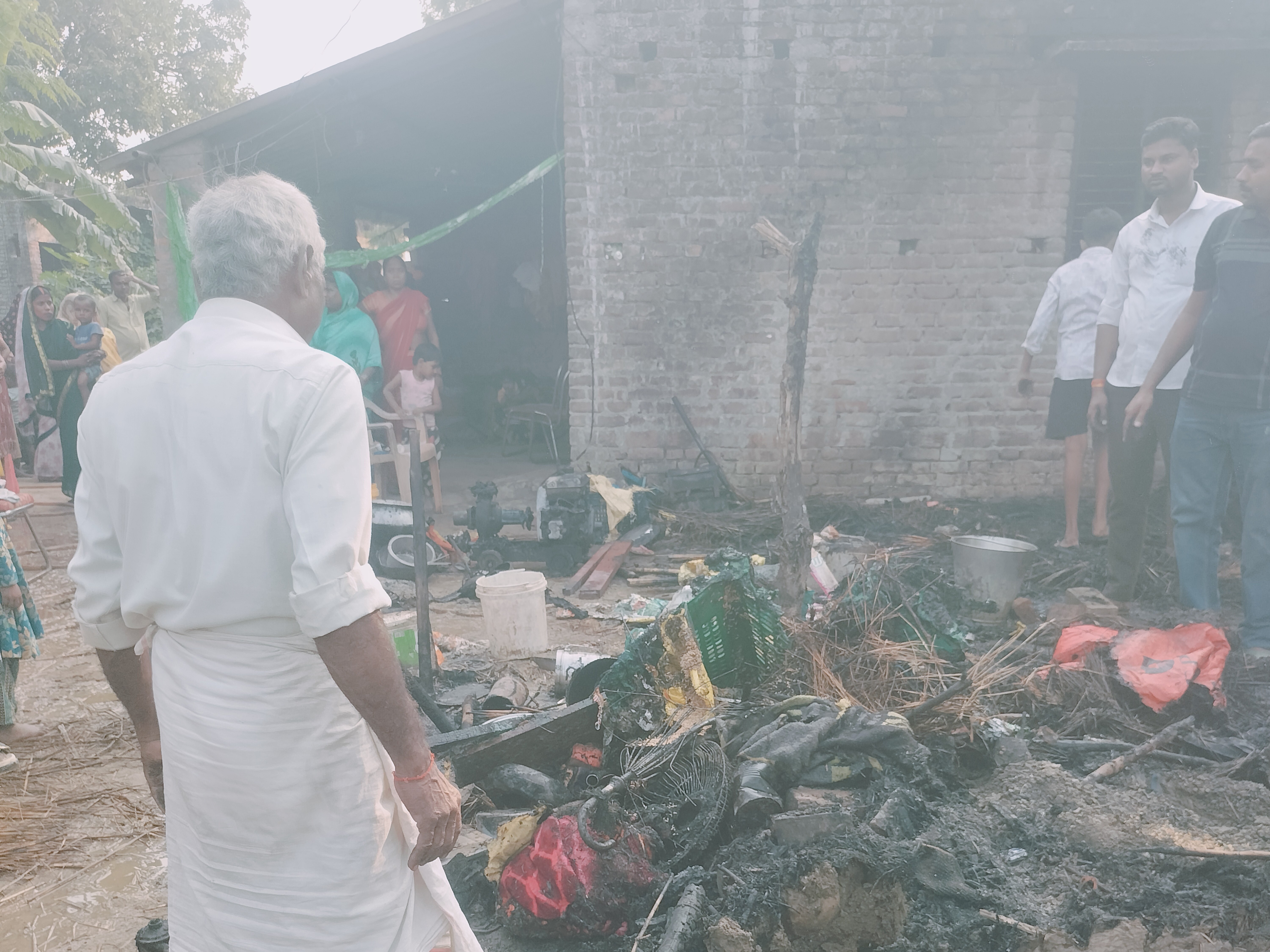 भरहिया में आग से छप्पर राख। - Dainik Bhaskar