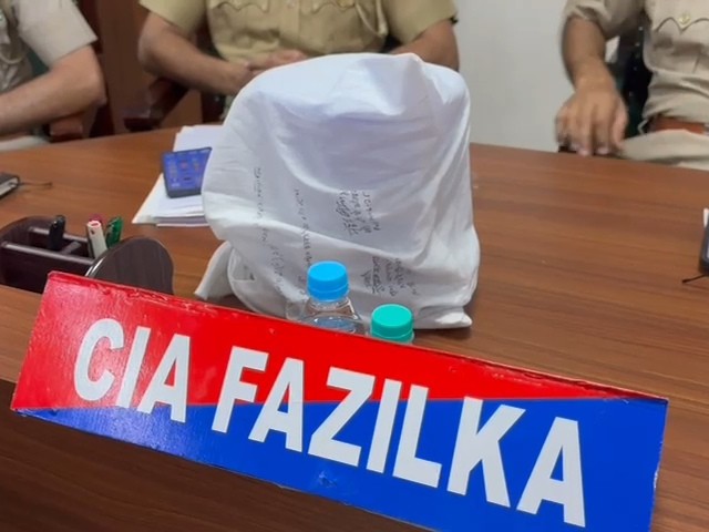 फाजिल्का पुलिस द्वारा महिला के कब्जे से बरामद की गई हेरोइन।