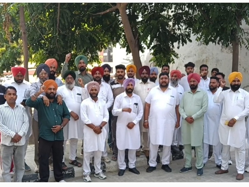 गायक गुलाब सिद्धू खिलाफ नारेबाजी करते हुए सरपंच।