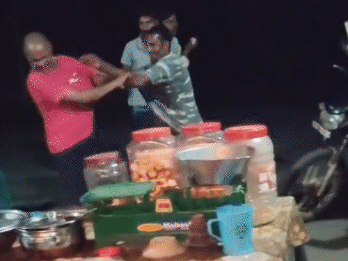 बलरामपुर में नशे में धुत ASI-आरक्षक की पिटाई का वीडियो वायरल हो रहा है। - Dainik Bhaskar