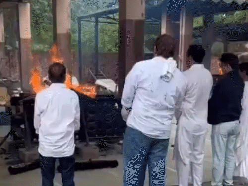 सतीश शाह को मुखाग्नि देने के बाद, ‘साराभाई वर्सेज साराभाई’ की टीम ने गाना गाया