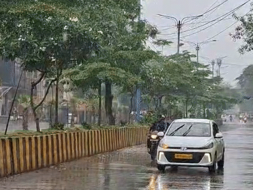 इंदौर में बारिश की वजह से सड़कों पर वाहनों की आवाजाही कम ही रही।