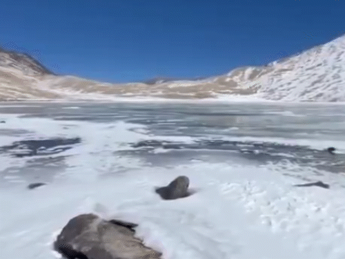 उत्तराखंड: चमोली में जमी हुई देवताल झील। यहां तापमान 1°C और उससे नीचे चल रहा है।