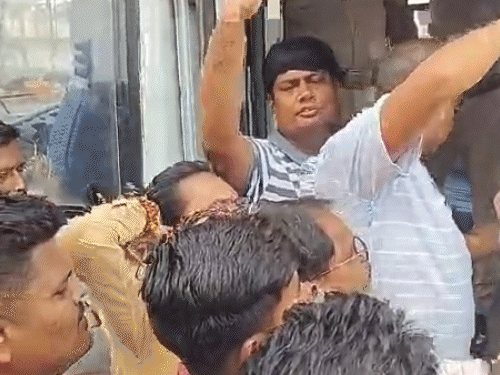 पुलिस ने प्रदर्शनकारियों को गाड़ी में बैठाया, वहीं नेताओं का कहना है उन्होंने खुद गिरफ्तारी दी है।