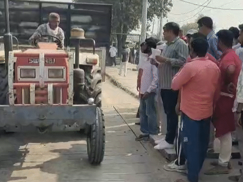 करनाल की मंडी में धान से भरे ट्रैक्टर लेकर किसान पहुंच रहे हैं।