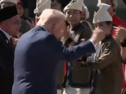 कुआलालंपुर एयरपोर्ट पर स्थानीय कलाकारों के साथ ट्रम्प ने अपने फेमस स्टाइल में डांस किया।