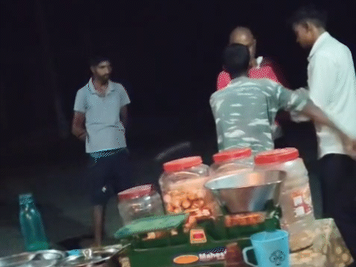 ठेले के पास एक ग्रामीण ने नशे में धुत आरक्षक को पीटा।