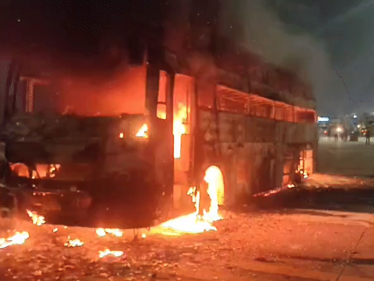 कुछ ही मिनटों में बस पूरी तरह जल गई।