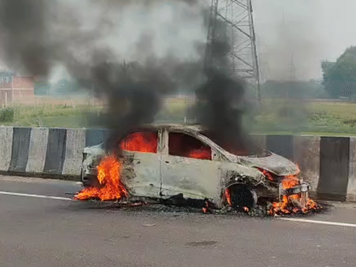 किसान पथ पर चलती एसेंट कार में अचानक आग लग गई। ड्राइवर ने कूदकर अपनी जान बचाई।