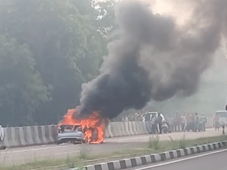 जब तक दमकल की गाड़ी पहुंची तब तक आग पूरी तरह जल चुकी थी।