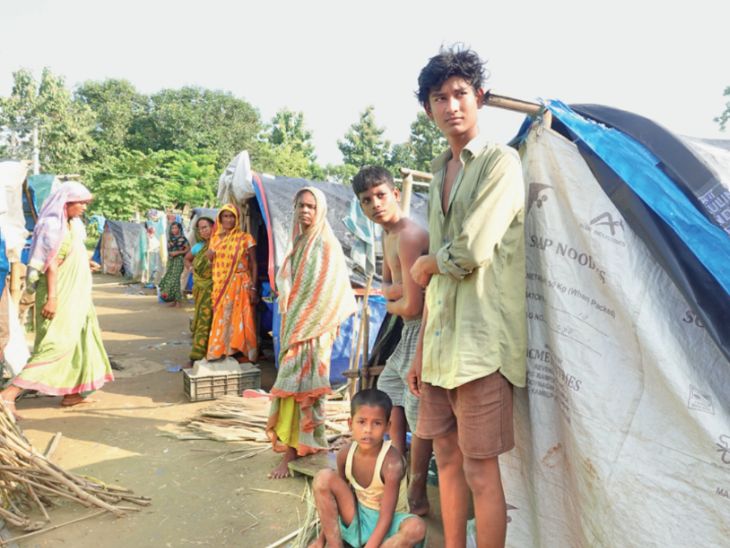 भारत-बांग्लादेश के बीच नो मेंस लैंड पर 676 परिवार प्लास्टिक के तंबुओं में रह रहे हैं।