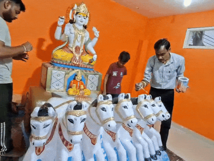 प्रतिमा 6 फीट लंबी, 4 फीट चौड़ी और 5 फीट ऊंची है। इसे सूर्य देव के रथ पर आरूढ़ छठ मैया के स्वरूप में उकेरा गया है।