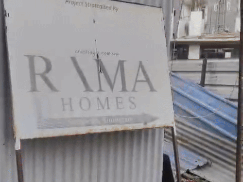 गुरुग्राम के सेक्टर-89 स्थित में रामा हाउस सोसाइटी की कन्स्ट्रक्शन साइट पर हादसा हुआ है। लोगों का आरोप है कि यहां सेफ्टी मीजर का ध्यान नहीं रखा जा रहा।