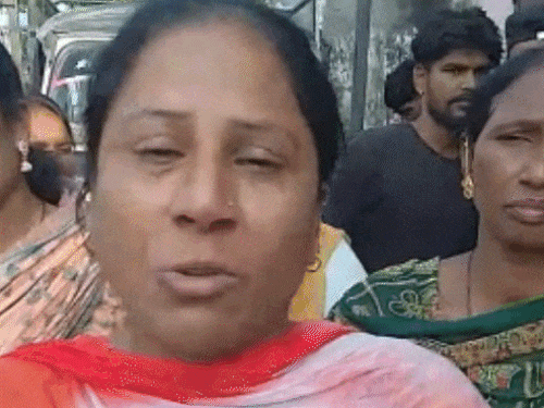 परमजीत कौर रोते हुए मामले की जानकारी देतीं अंबेडकर नगर की महिलाएं।