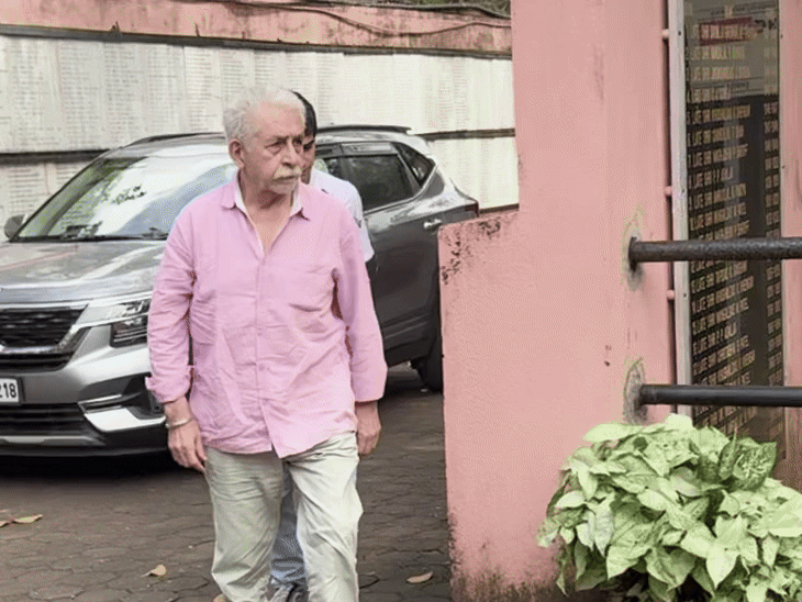 सतीश शाह यांना गाणे गात दिला अंतिम निरोप: 'साराभाई व्हर्सेस साराभाई' या मालिकेच्या टीमने शोच्या शीर्षकगीतासह केले अलविदा सतीश शाह यांच्या अंत्यसंस्काराला ज्येष्ठ अभिनेते नसीरुद्दीन शाह देखील उपस्थित होते.