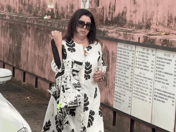 सतीश शाह यांना गाणे गात दिला अंतिम निरोप: 'साराभाई व्हर्सेस साराभाई' या मालिकेच्या टीमने शोच्या शीर्षकगीतासह केले अलविदा फराह खानही पवन हंस स्मशानभूमीत पोहोचली.