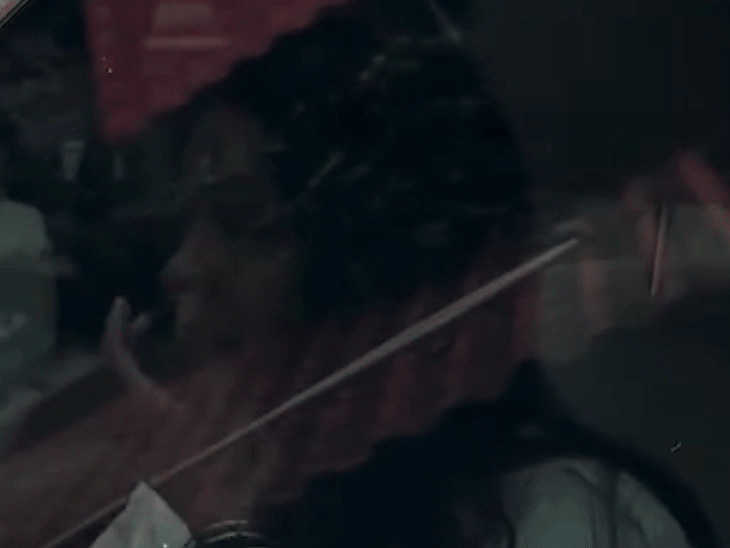 सतीश शाह यांना गाणे गात दिला अंतिम निरोप: 'साराभाई व्हर्सेस साराभाई' या मालिकेच्या टीमने शोच्या शीर्षकगीतासह केले अलविदा अंत्यदर्शनाच्या वेळी रूपाली गांगुली खूप भावनिक दिसत होती.