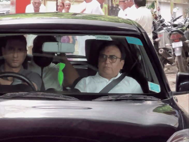 सतीश शाह यांना गाणे गात दिला अंतिम निरोप: 'साराभाई व्हर्सेस साराभाई' या मालिकेच्या टीमने शोच्या शीर्षकगीतासह केले अलविदा तारक मेहता अभिनेते दिलीप जोशी हे देखील सतीश शाह यांना अंतिम निरोप देण्यासाठी आले होते.