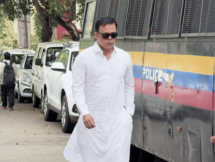 टीवी शो साराभाई वर्सेस सारा भाई में सतीश शाह के ऑनस्क्रीन बेटे बने सुमीत राघवन भी अंतिम दर्शन के लिए पहुंचे।