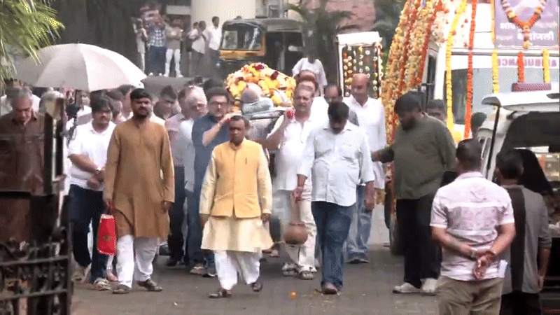 सतीश शाह यांना गाणे गात दिला अंतिम निरोप: 'साराभाई व्हर्सेस साराभाई' या मालिकेच्या टीमने शोच्या शीर्षकगीतासह केले अलविदा सतीश शाह यांचे अंत्यसंस्कार पवन हंस स्मशानभूमीत करण्यात आले.