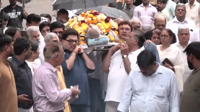 पार्थिव शरीर को कंधा देते हुए राजेश कुमार और अशोक पंडित।