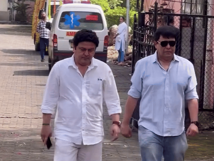 सतीश शाह यांना गाणे गात दिला अंतिम निरोप: 'साराभाई व्हर्सेस साराभाई' या मालिकेच्या टीमने शोच्या शीर्षकगीतासह केले अलविदा सतीश शाह यांना अंतिम निरोप देण्यासाठी अभिनेता अली असगर पोहोचला.