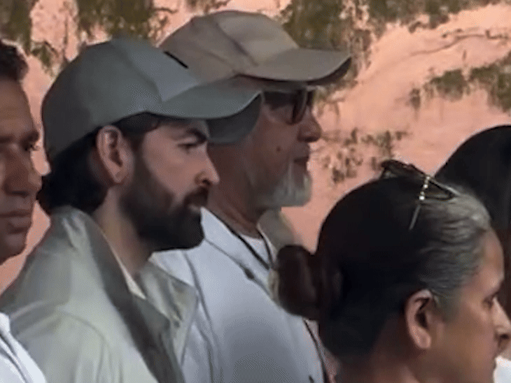 सतीश शाह यांना गाणे गात दिला अंतिम निरोप: 'साराभाई व्हर्सेस साराभाई' या मालिकेच्या टीमने शोच्या शीर्षकगीतासह केले अलविदा अभिनेता नील नितीन मुकेश देखील सतीश शाह यांच्या अंत्यसंस्काराला उपस्थित होता.