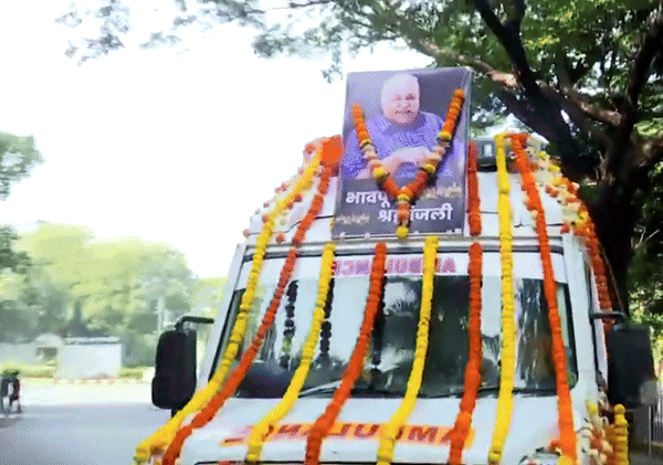 सतीश शाह यांना गाणे गात दिला अंतिम निरोप: 'साराभाई व्हर्सेस साराभाई' या मालिकेच्या टीमने शोच्या शीर्षकगीतासह केले अलविदा सकाळी ११ वाजताच्या सुमारास सतीश शाह यांचे पार्थिव हिंदुजा रुग्णालयातून घरी आणण्यात आले.