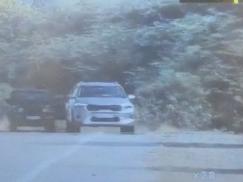 तेज रफ्तार कार अचानक बेकाबू हुई और सड़क पर रेत उड़ने लगी।