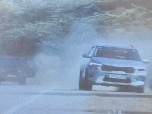 तेज रफ्तार कार एक के बाद एक 8 बार पलटी और सड़क किनारे चली गई।