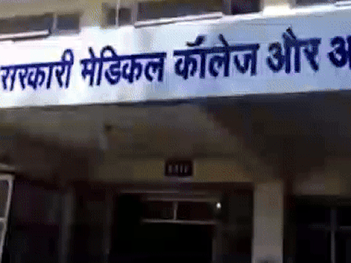घायल युवती का इलाज मेडिकल कॉलेज अस्पताल में चल रहा है।