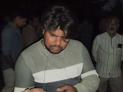 मृतक का साला मौके पर मौजूद है। उसका आरोप है कि पुलिस ने अस्पताल ले जाने में मदद नहीं की।