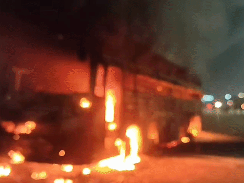 बस दिल्ली से गोंडा जा रही थी। एक्सप्रेस-वे पर अचानक टायर फटा और आग लग गई।