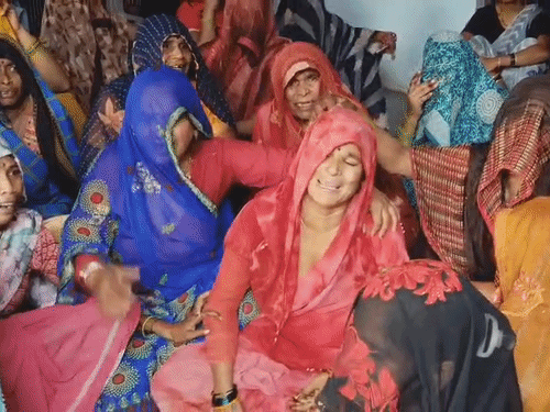 देवा की मौत के बाद घर पर महिलाएं रो-रोकर बेसुध हो जा रहीं।