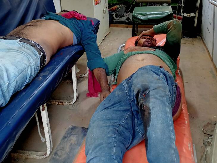 घायलों को एंबुलेंस से हॉस्पिटल लाया गया, जहां 5 लोगों की हालत गंभीर है।