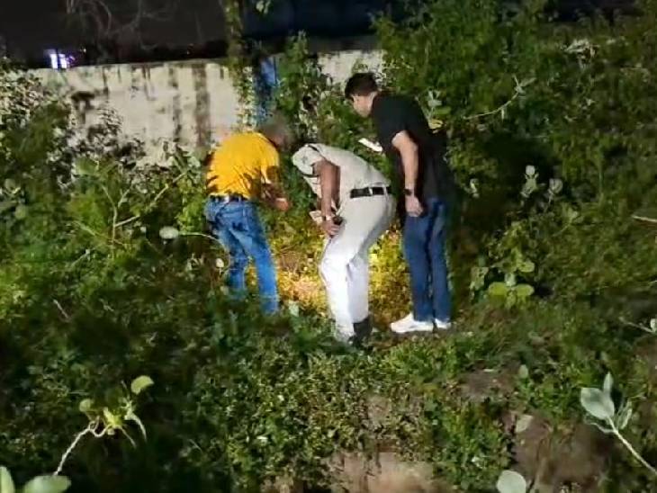 सेप्टिक टैंक में देखते हुए पुलिस।